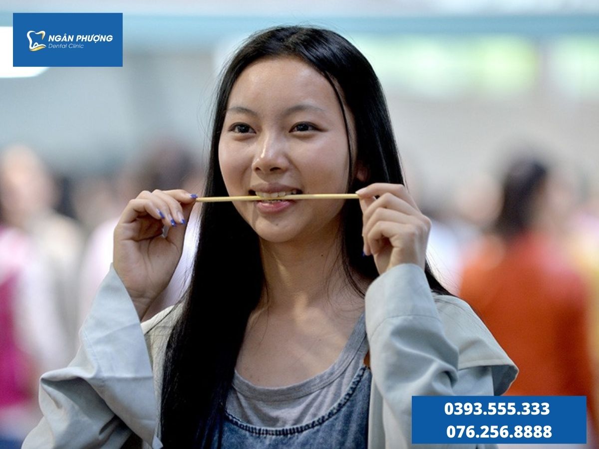 chữa cười hở lợi tại nhà bằng đũa