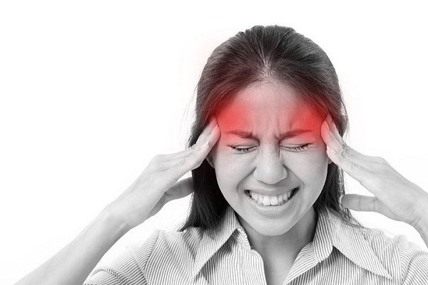 nhổ răng khôn bị đau đầu do bác sĩ thực hiện