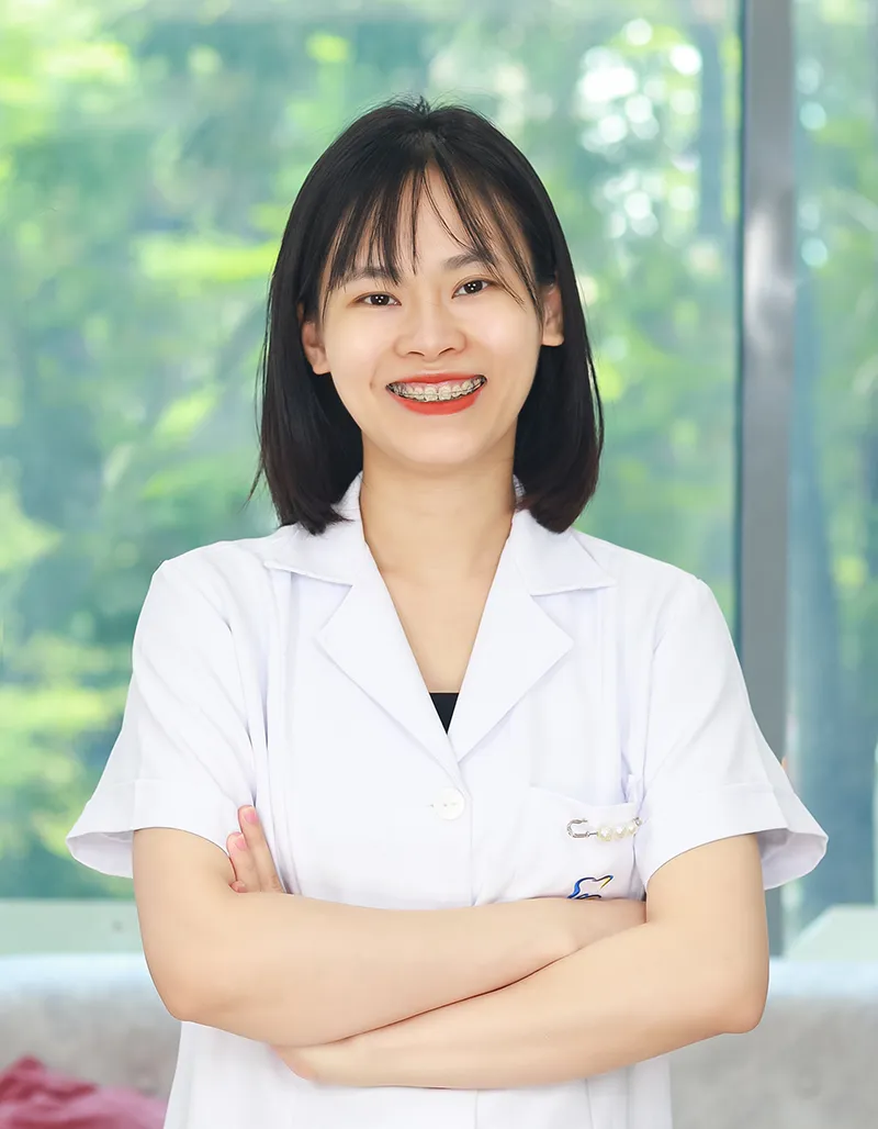 nữ bác sĩ đeo mắc cài kim loại tại nha khoa ngân phượng