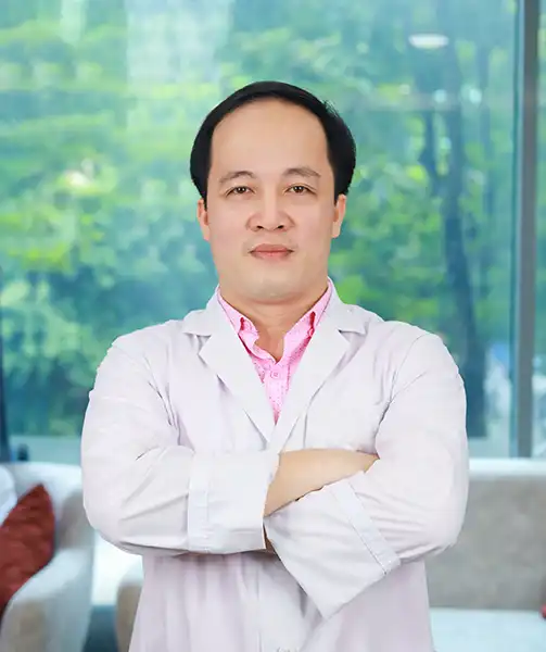 Dr. Nguyễn Minh Giang providing a detailed consultation before dental implant placement